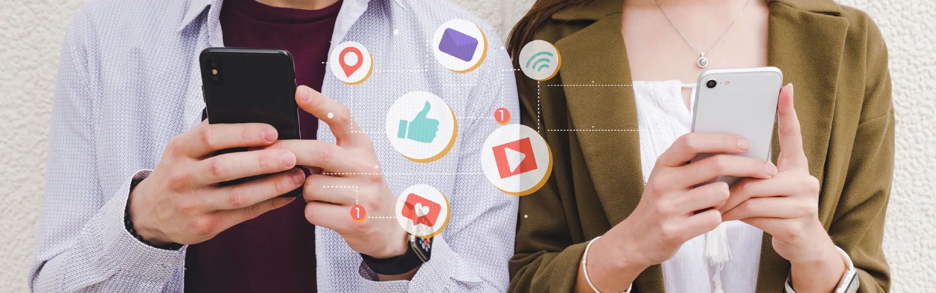 Personas usando teléfonos móviles con íconos de redes sociales para campañas de Paid Media
