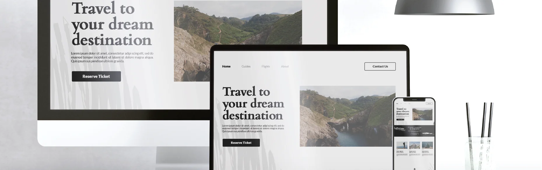 Diseño de página web para agencia de viajes en múltiples dispositivos, ilustrando el costo de crear una página web profesional.